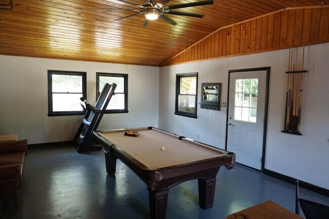 Building Photo - 109 E Sand Hills Dr