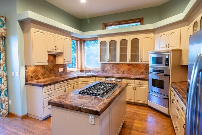 Building Photo - 4bd/4ba Bellevue Home