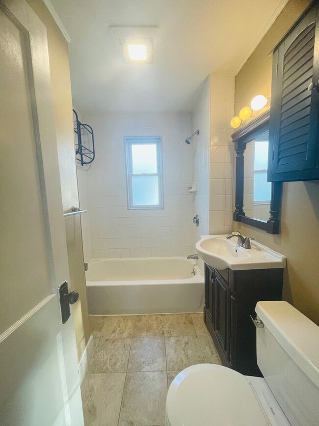 Building Photo - 16 Templeton Pkwy