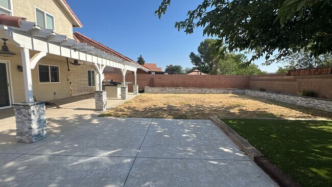 Building Photo - EAST PALMDALE HOME