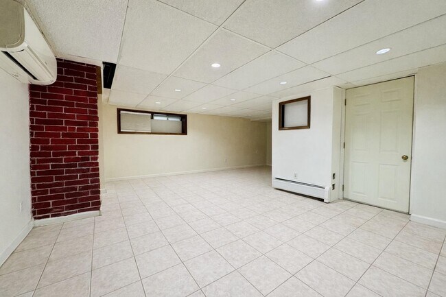 Building Photo - 16 W 51st St