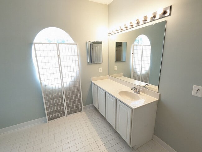 Building Photo - Impeccably maintained SFH in Clarksburg re...
