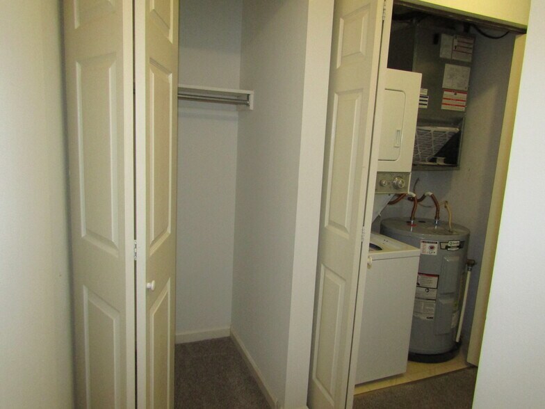 Building Photo - 52 Hilldale Dr