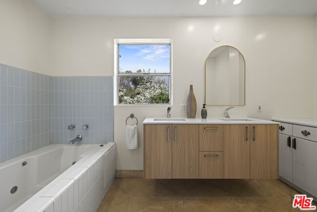 Building Photo - 865 Warner Ave