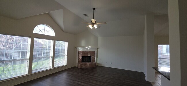 Building Photo - Recently remodeled 4 bedrooms, 3 bathrooms and move-in ready!