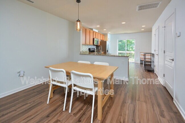 Building Photo - 100 Stratford Lakes Dr