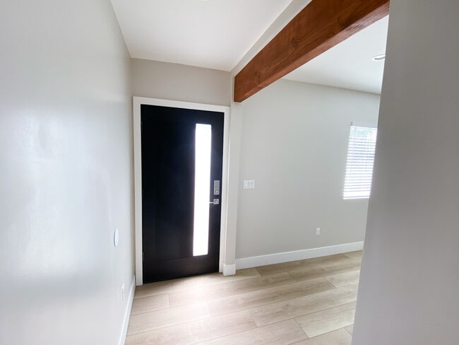 Building Photo - 14859 Chatsworth Dr