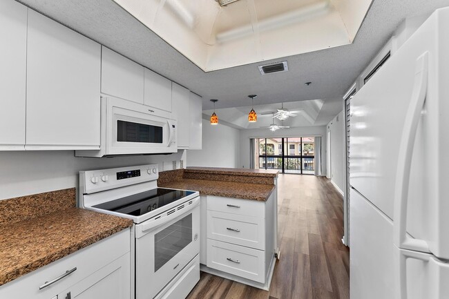 Building Photo - 700 Uno Lago Dr