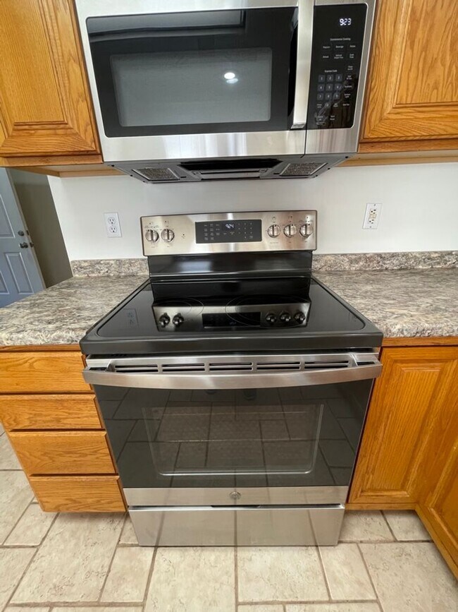 Building Photo - Spacious 4BR Home in Seven Oaks with Garage & Private Yard