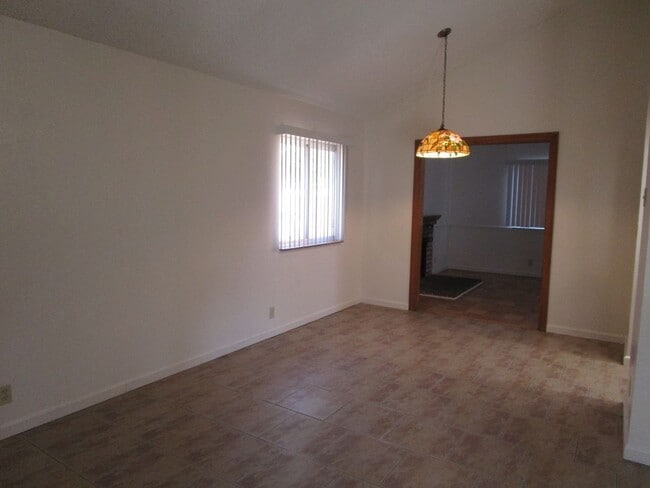 Building Photo - 1001 Mockingbird Ln
