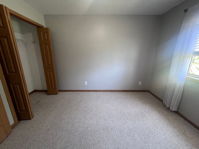 Building Photo - Spacious Duplex in Walker! Two Stall Garage!