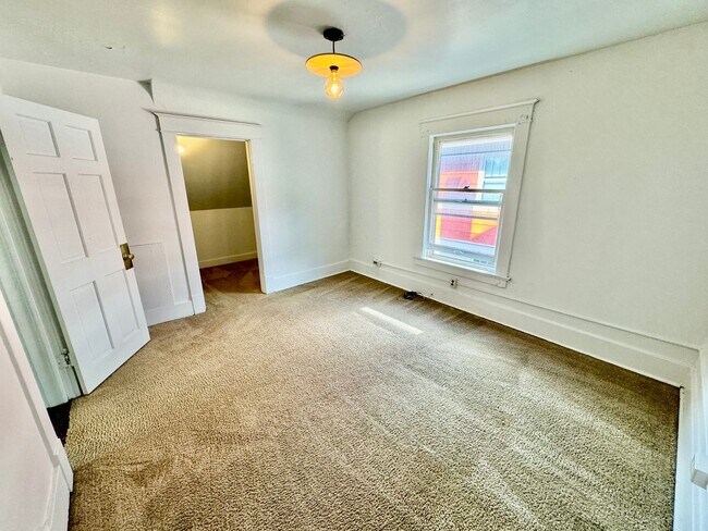 Building Photo - 4 Bedroom House Across from EMU! Available Fall 2026