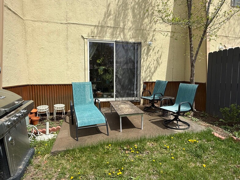 Patio and Garden Space - 1900 Florida Rd