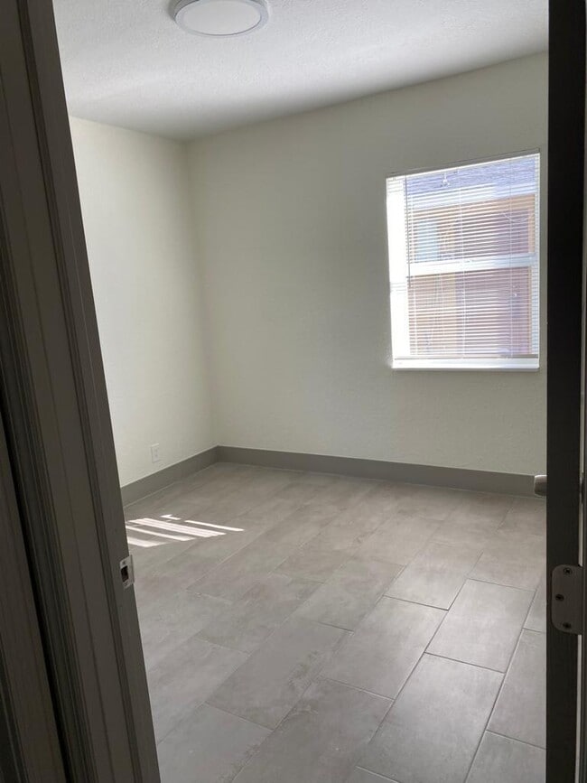 Building Photo - 1218 S B St