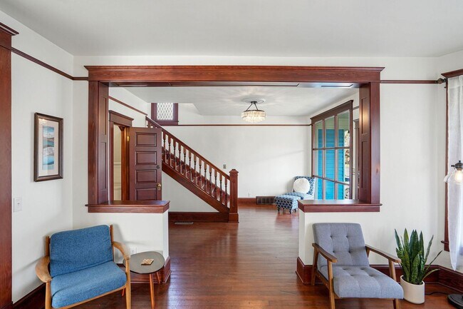 Building Photo - Fully furnished 5-bed, 3.5 bath home in hi...