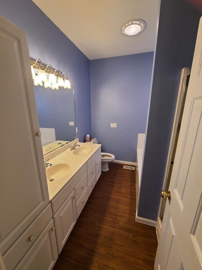 Building Photo - 5 Bedroom 2 and 1/2 bathrooms located in Cherry Hills Subdivision! Available Now!