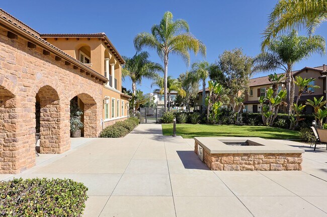 Building Photo - Fully Furnished 2-Bed, 2.5-Bath Home with ...