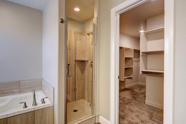 Building Photo - Like New Townhome in Cedar City!!