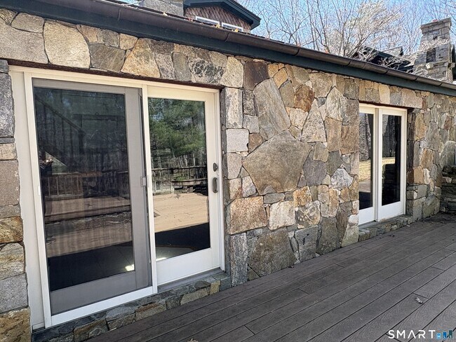 Building Photo - 40 Looking Glass Hill Rd