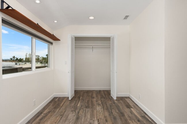 Building Photo - updated and unique 3 bedroom