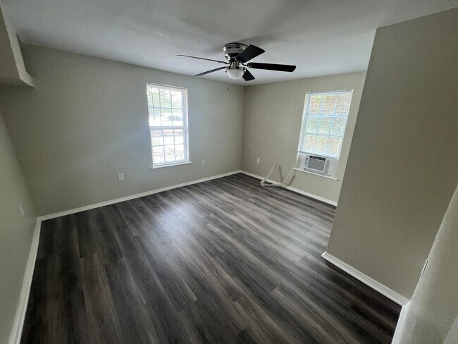 Building Photo - Single Family Home *LEASING SPECIAL AVAILABLE*
