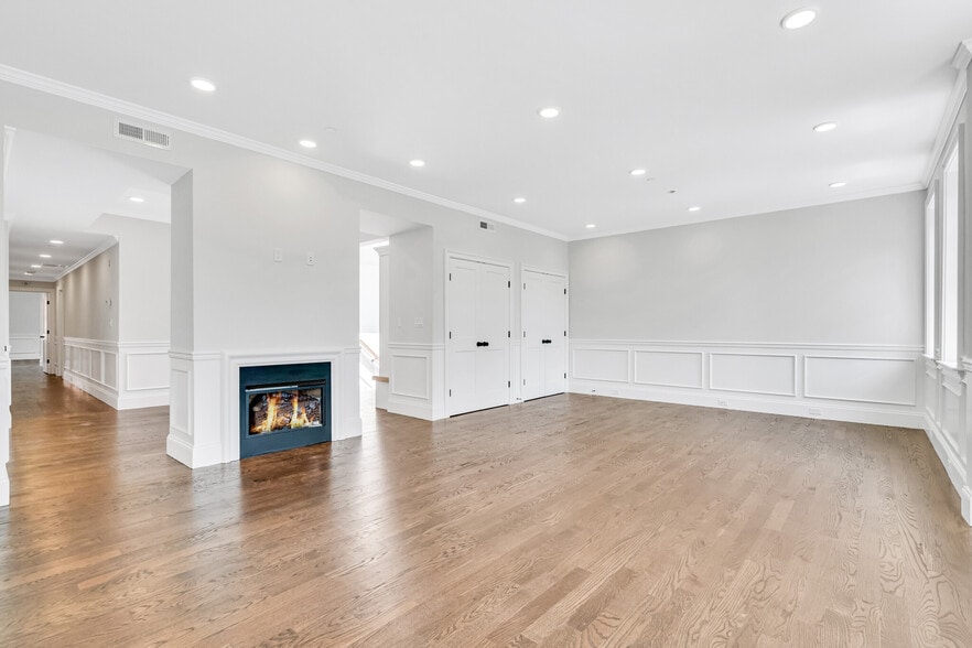 Building Photo - 128 Longwood Ave