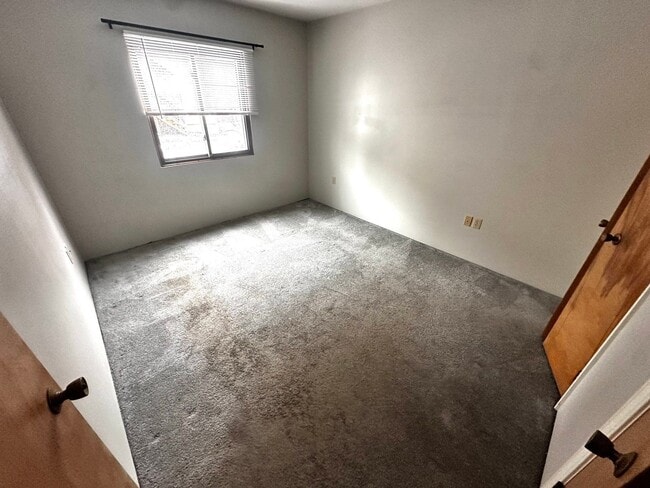 Building Photo - 10 Thompson St