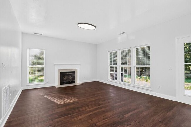 Building Photo - Spacious 4BD/2.5BA Home in Winding Creek!