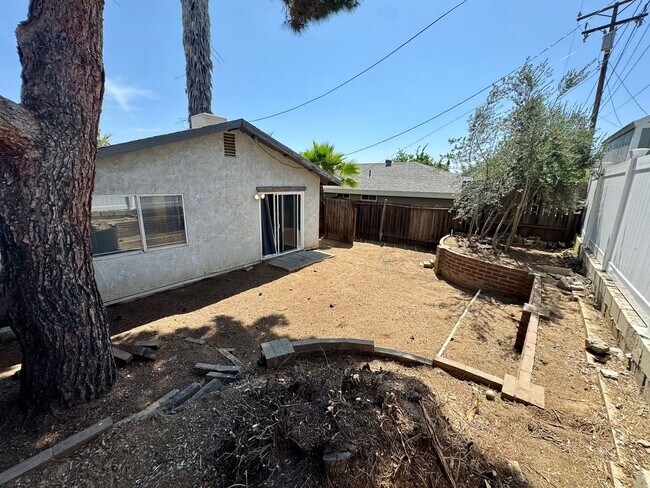 Building Photo - Nice 2 Bedroom Home with Large Backyard an...
