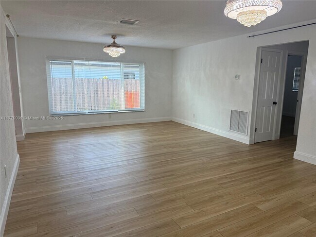 Building Photo - 1040 SW 30th Ave