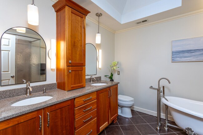 Building Photo - 5008 Wood Valley Dr