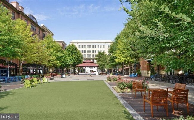 Building Photo - 118 Monroe St