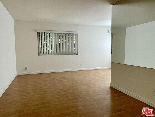 Building Photo - 972 Larrabee St