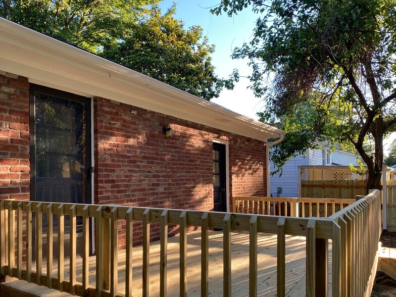 Building Photo - 8003 Broadfern Dr