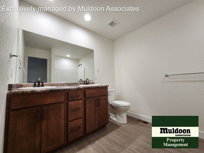 Building Photo - 3 bed 2 bath duplex unit available now!