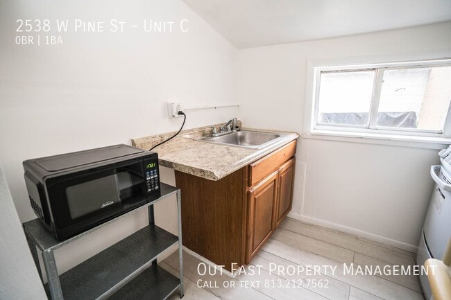 Building Photo - Private 1-Bedroom Studio Near Downtown Tam...