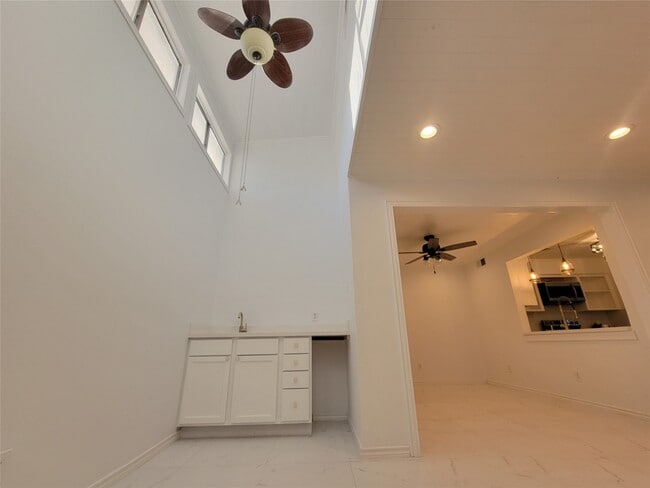 Building Photo - 1808 Saxony Ln