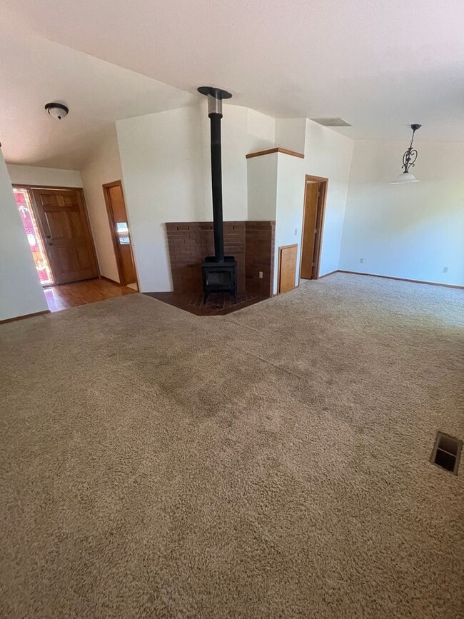 Building Photo - 3 Bedroom Home on Large Corner Lot!