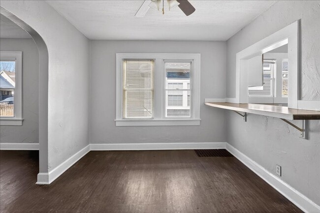 Building Photo - 1011 Lasalle St