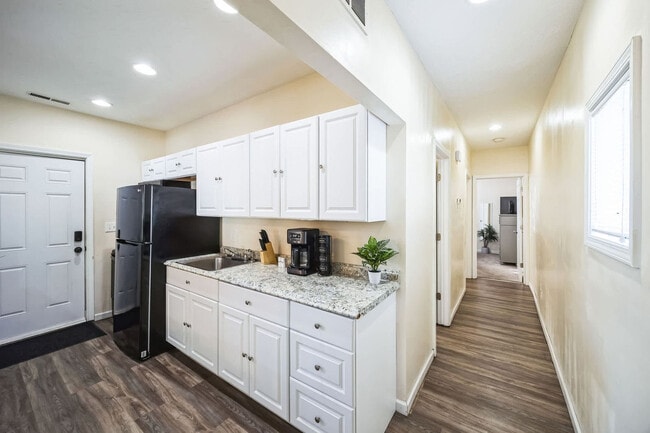 Building Photo - 105 Ash St