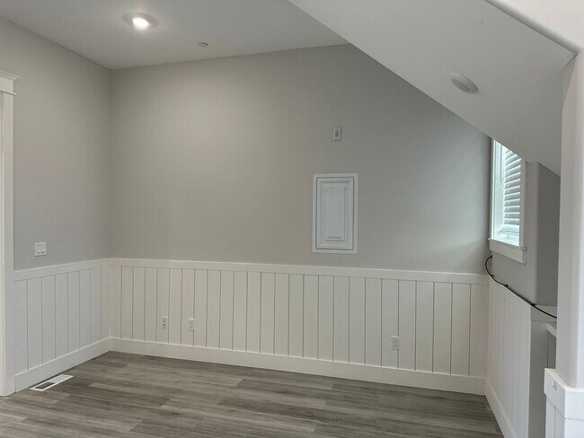 Building Photo - Gorgeous updated 2 bedroom available now!