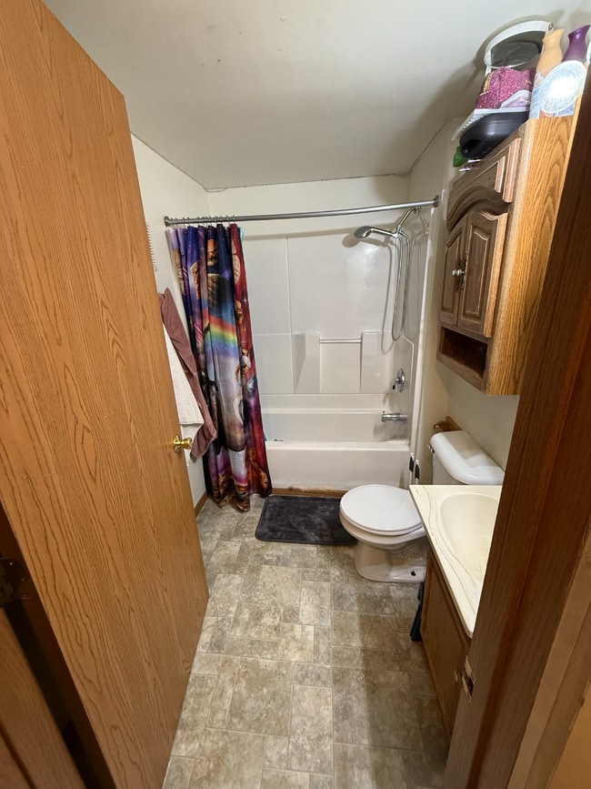 Building Photo - 3 Bed 1 Bath close to UWEC and downtown! Available August-May
