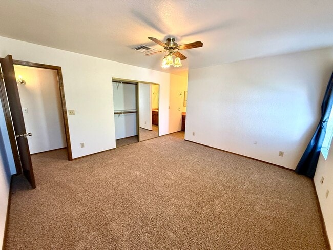 Building Photo - Spacious 3BR Cul-de-Sac Home with Bonus Room, New Carpet & Split Floor Plan!