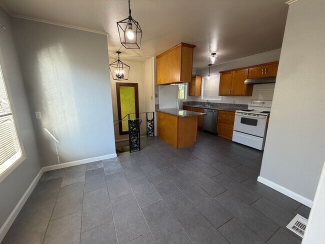Building Photo - 2 Bedroom 2 Bath Single Family Home