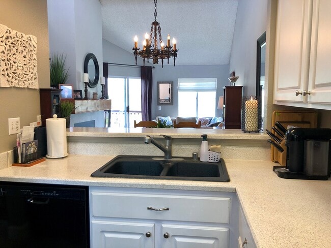 Building Photo - RSM CONDO WITH AMAZING VIEW!