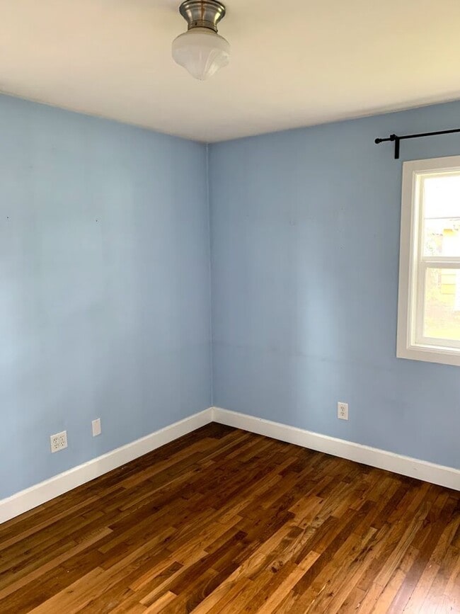 Building Photo - Montavilla 2bd remodeled bungalow. Large k...