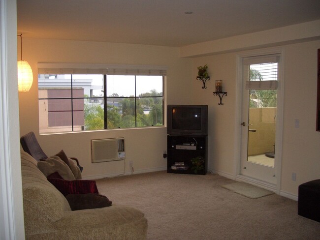 Building Photo - A Very Nice High-Quality Condo in Highly S...