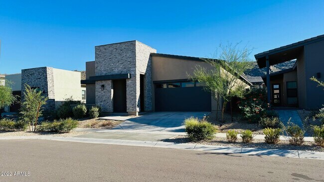 Building Photo - 943 E Paseo Way