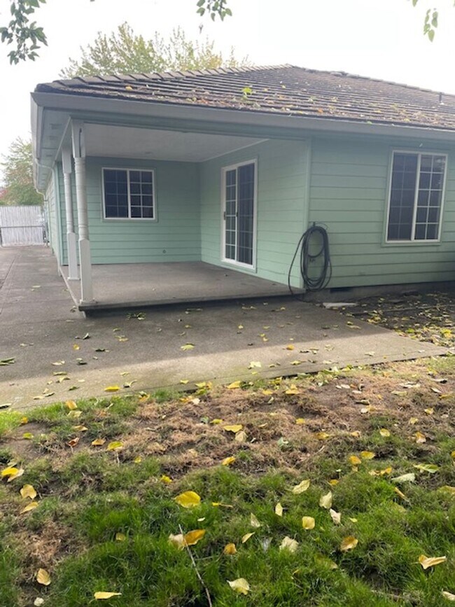 Building Photo - Quiet Peaceful 3 bedroom 2 bath Single Level home located in Central Point