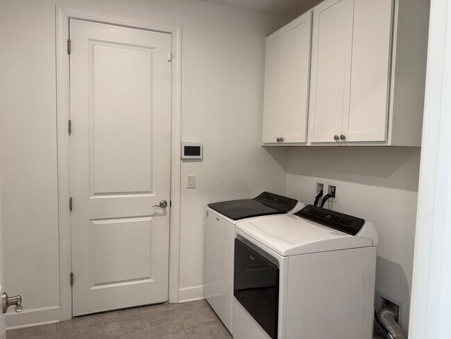 Building Photo - 5 Bedroom 4 Bath W/Office & 3-Car Garage (...
